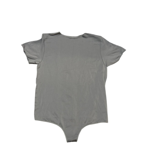 SKIMS Essential Everybody T-Shirt Bodysuit Smoke Gray - Picture 4 of 6